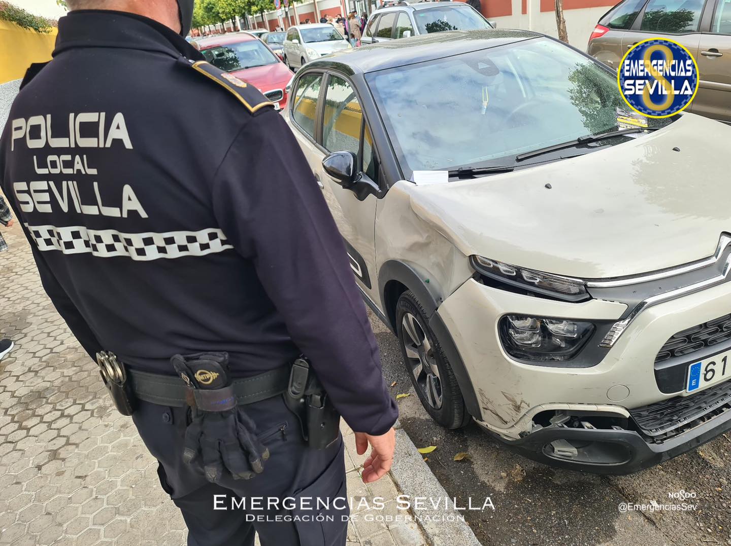 Huellas, restos biológicos... analizan el coche para detener al conductor fugado en Sevilla.
