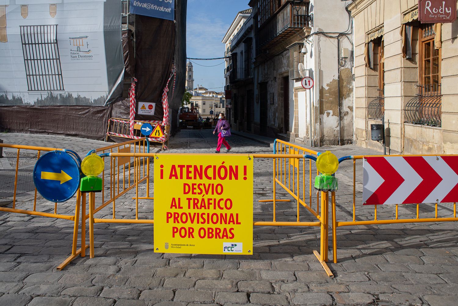 Corte de tráfico, este miércoles, en el acceso a José Luis Díez, en obras desde el lunes pasado.