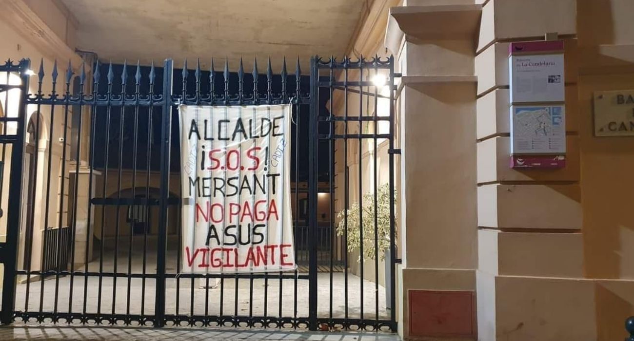 Una pancarta pidiendo una solución a los impagos.