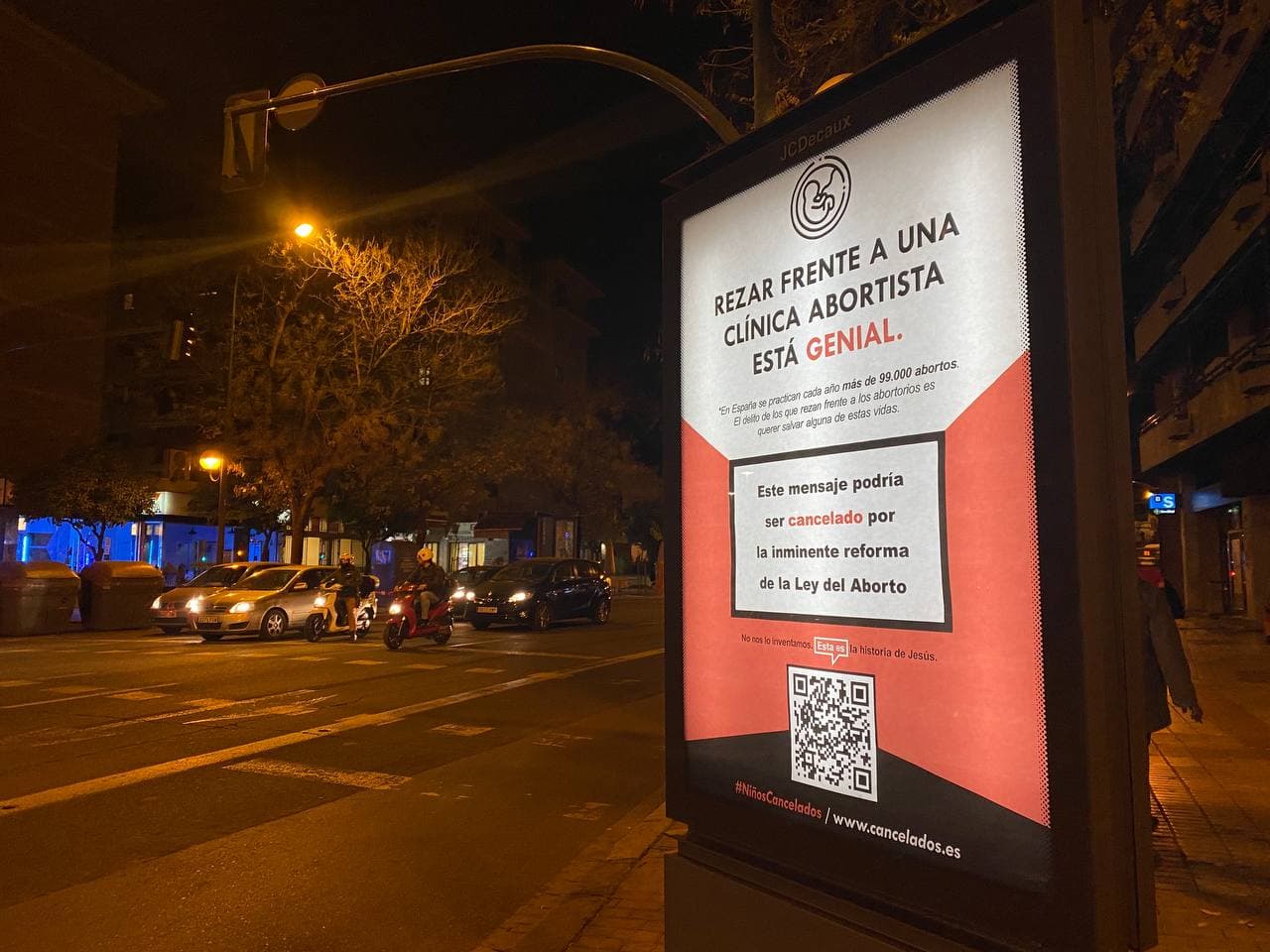 Uno de los rótulos publicitarios antiabortistas en las calles de Sevilla