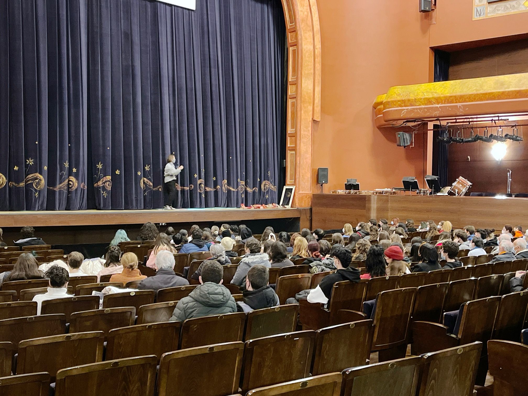 Isamay Benavente, directora del Villamarta, en plena charla a los alumnos que han asistido al programa pedagógico.
