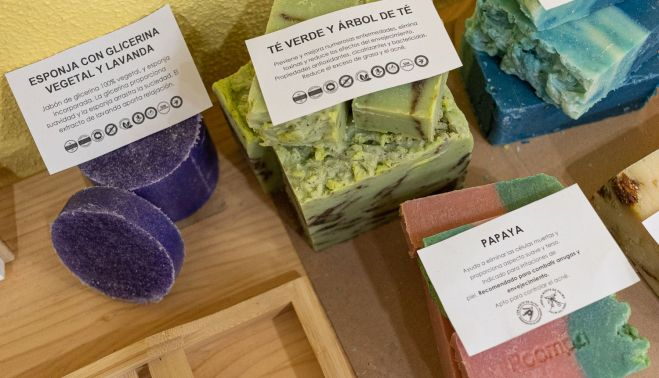 Distintos productos que se pueden encontrar en Poompa. FOTO: MANU GARCÍA.