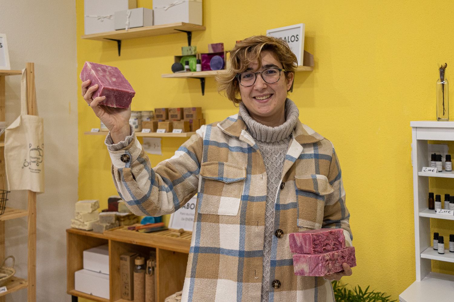Lucía posa con uno de sus productos ecológicos. FOTO: MANU GARCÍA.