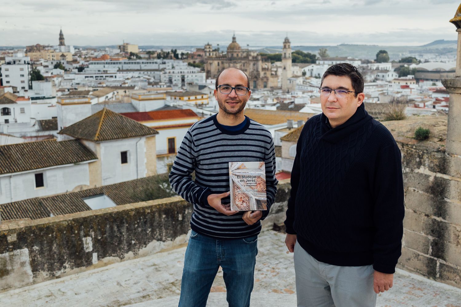José Luis Lozano Romero junto a Fernando López Vargas-Machuca en el tejado de San Juan de los Caballeros con su libro sobre el mudéjar de Jerez