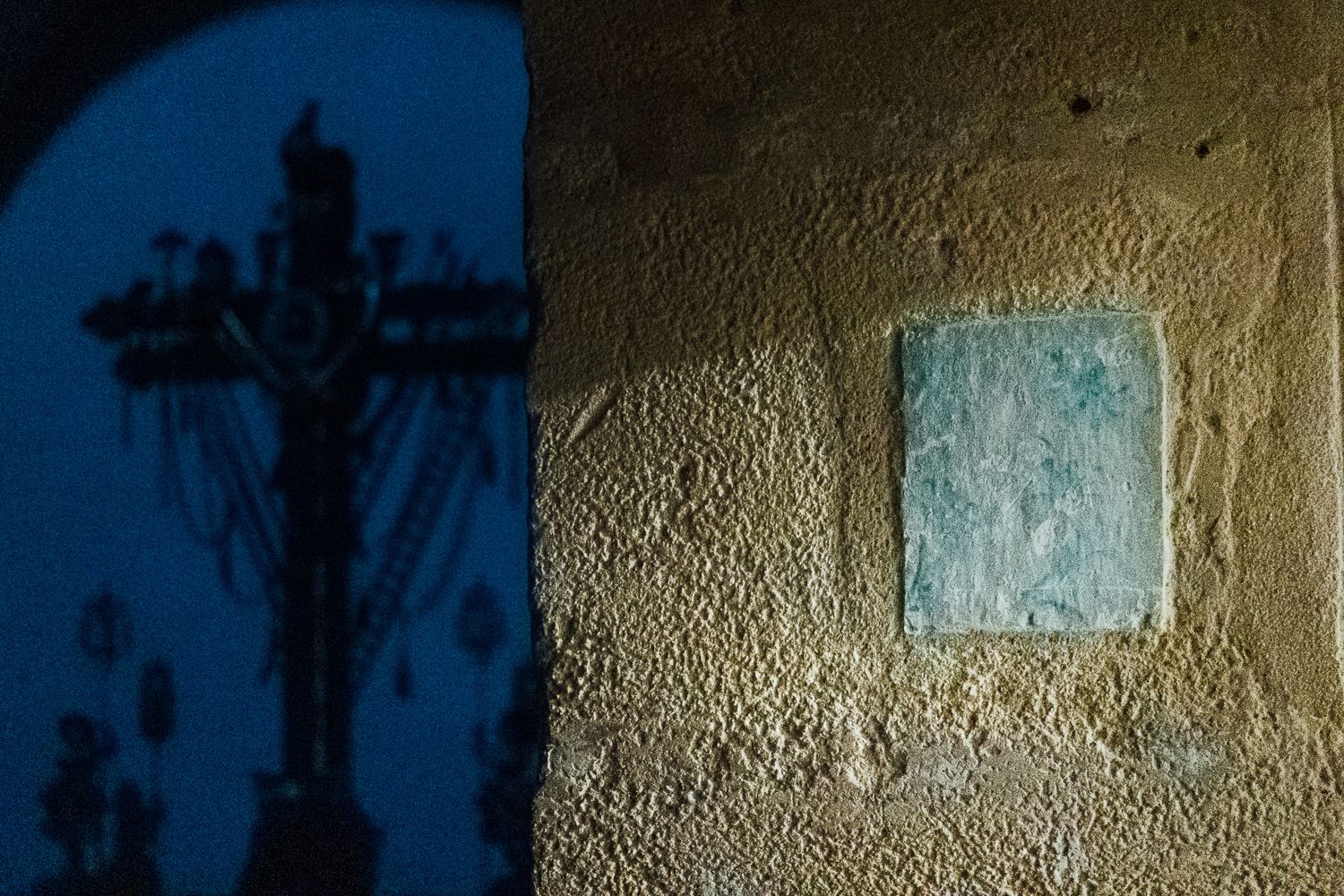 A la derecha, el color que impregnaba la Capilla de la Jura antes de ser restaurada. Las pinturas murales mudéjares no eran visibles.