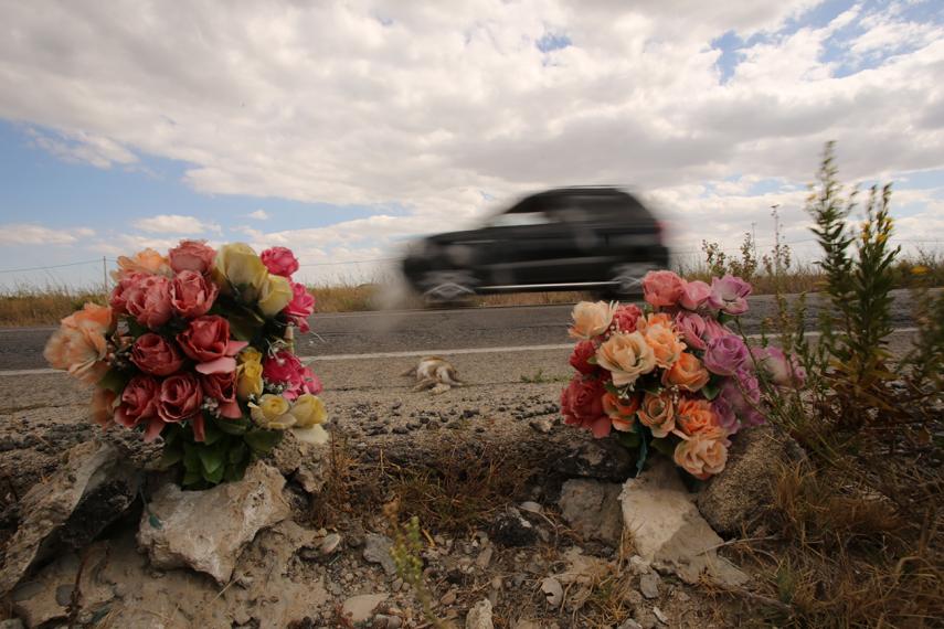 Flores que recuerdan un accidente en la A-491, carretera de acceso a la A-2078. FOTO: JUAN CARLOS TORO
