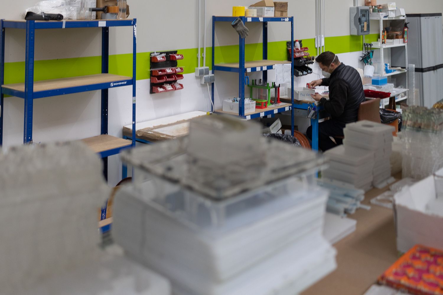 Uno de los trabajadores de esta particular industria 'hormiguera'