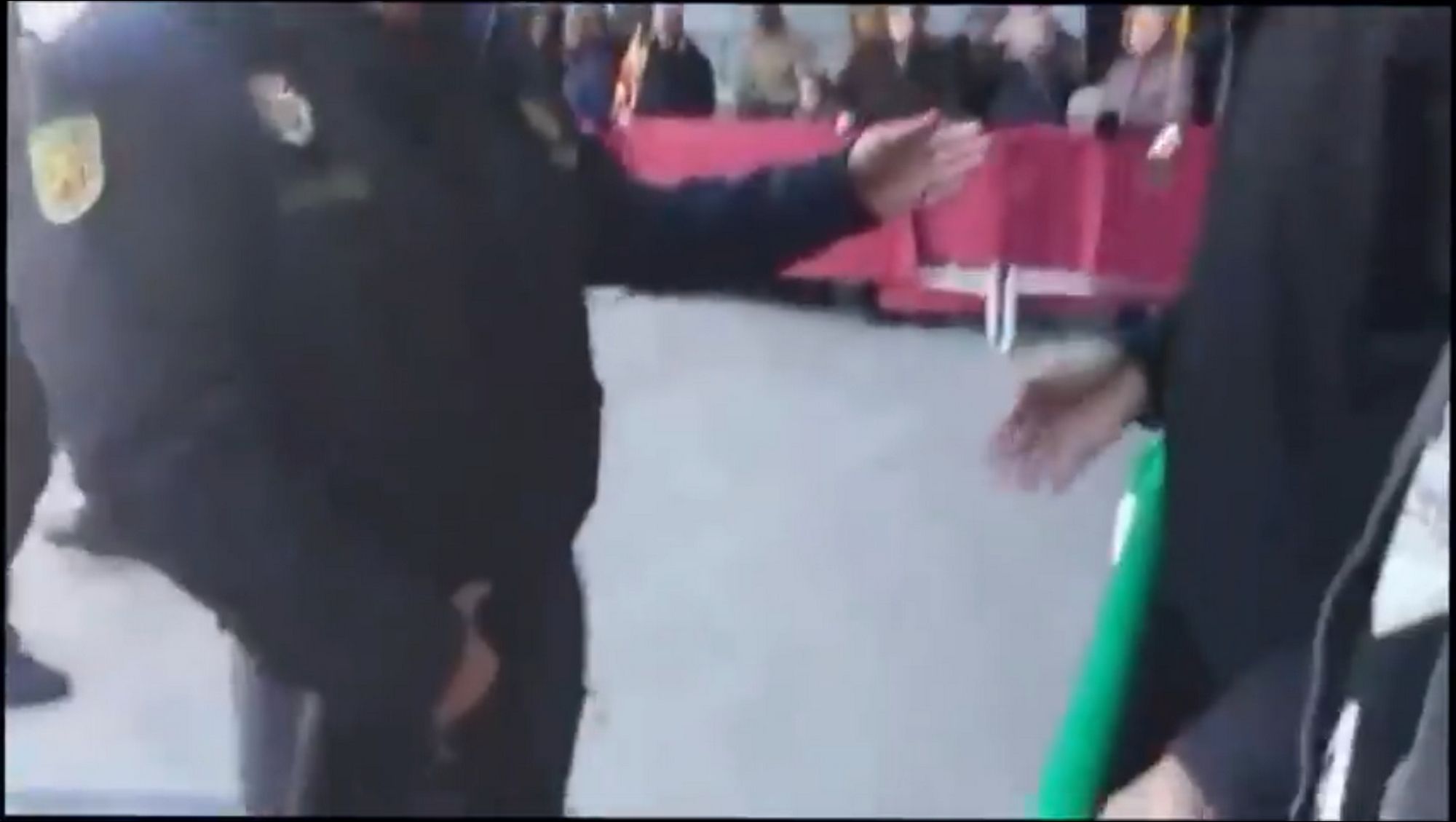 La Policía Nacional ordena retirar las banderas andaluzas en el acto de la Toma de Granada