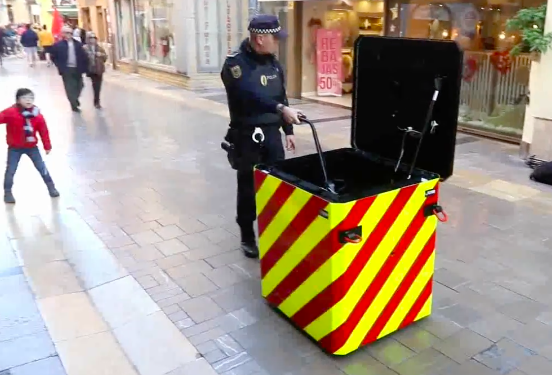 Un Policía de Málaga probando 'Testudo', el bolardo móvil de la empresa malagueña Inesur. 