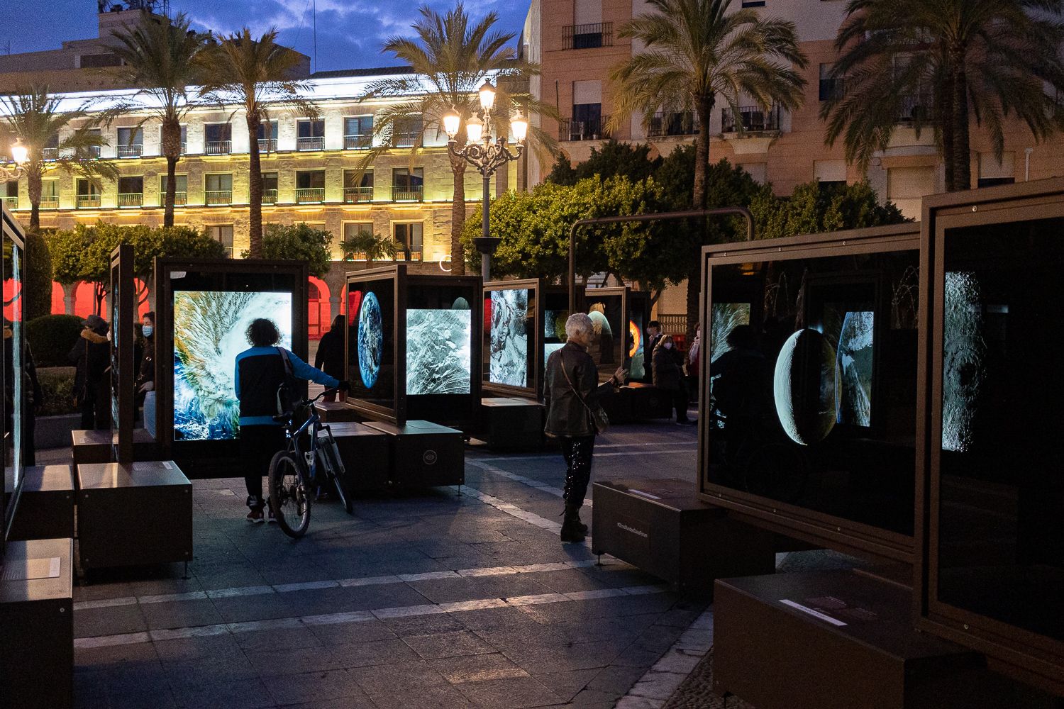 'Otros mundos', una exposición a cielo abierto en la plaza del Arenal de Jerez.