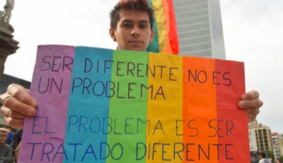 Una pancarta en pos del colectivo LGBTI que contará con el primer piso de acogida de Andalucía para jóvenes en riesgo de exclusión social.