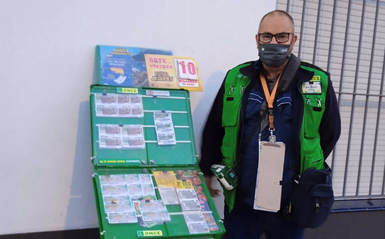 El vendedor de la suerte está en San Fernando: Juan Manuel reparte 70 premios de la ONCE en menos de un mes. FOTO: ONCE.