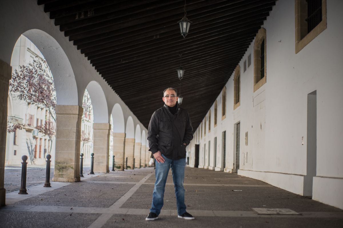 José Manuel Aladro Prieto posa para lavozdelsur.es en el túnel de la calle Santísimo Cristo de la Defensión, antigua bodega Garvey que hoy es reutilizada por un supermercado. FOTO: MANU GARCÍA.