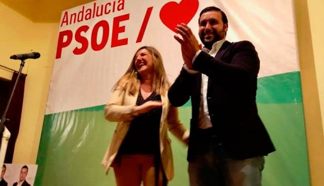 El edil Antonio Venegas (PSOE) con Irene García