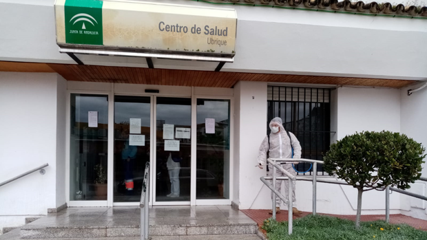 Centro de Salud de la Sierra de Cádiz, en Ubrique.  Los andaluces podrán pedir el justificante por haber acudido al médico a través de una aplicación