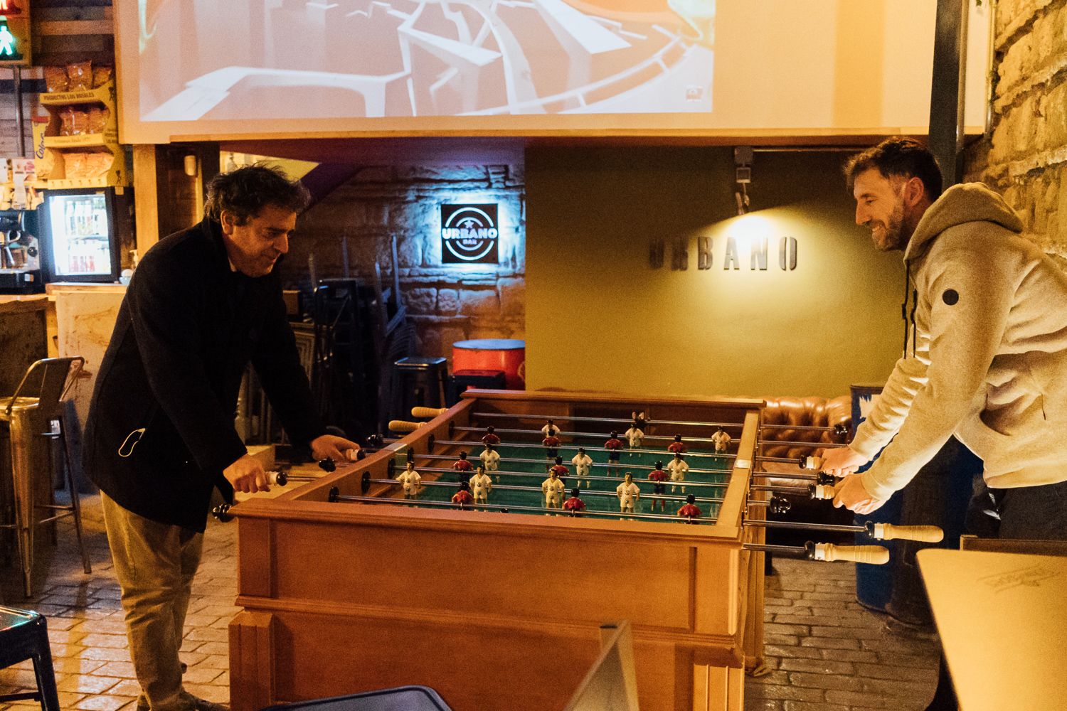 Jorge y Álex echando una partida en el nuevo futbolín