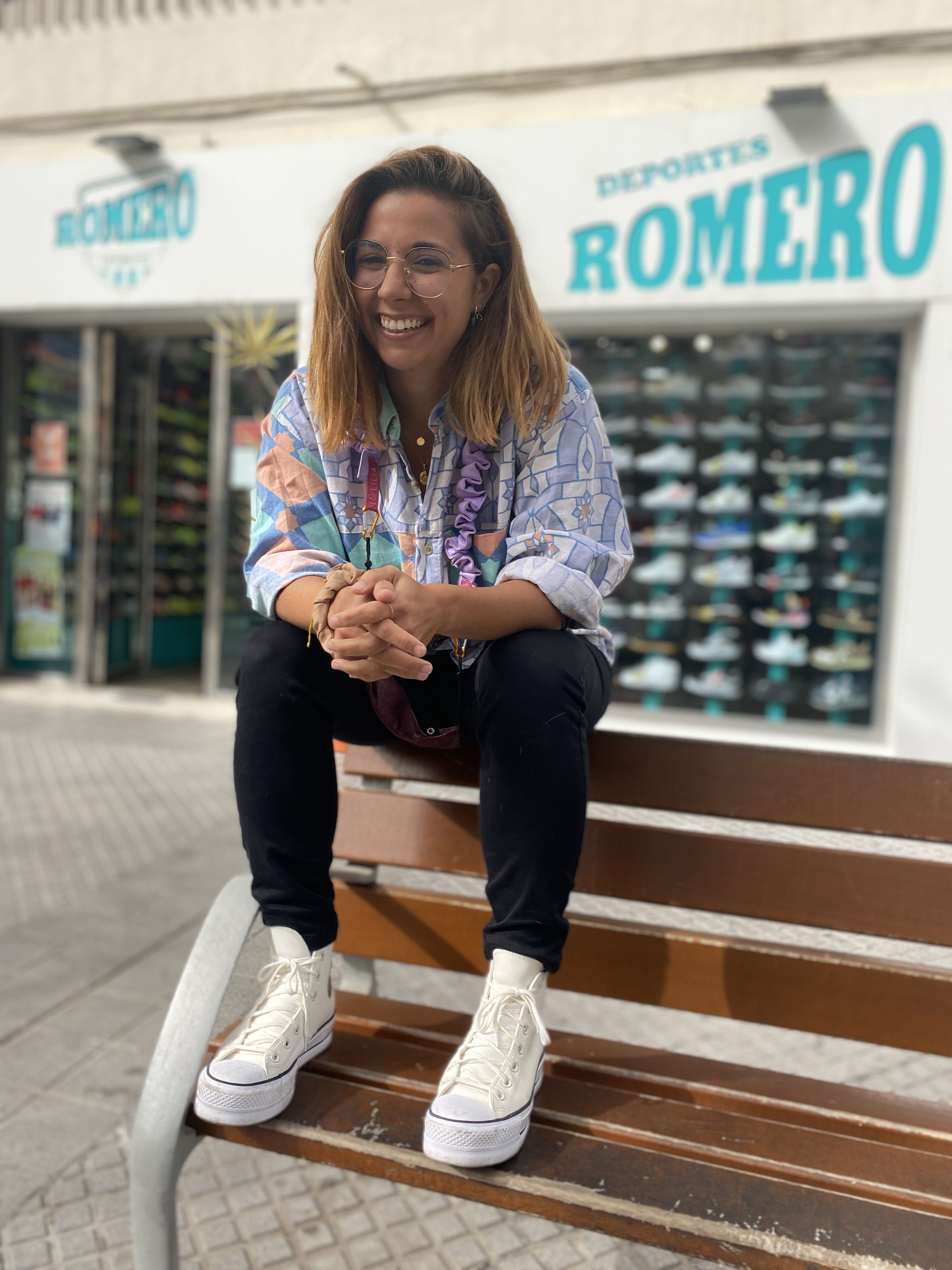 Sonia Romero delante de la tienda de deportes de su padre.