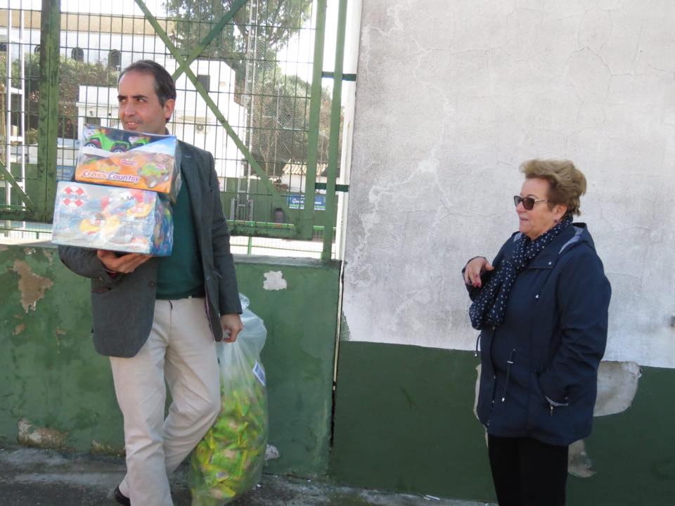 Saldaña, regalos en mano, en una visita reciente. FOTO: PP JEREZ