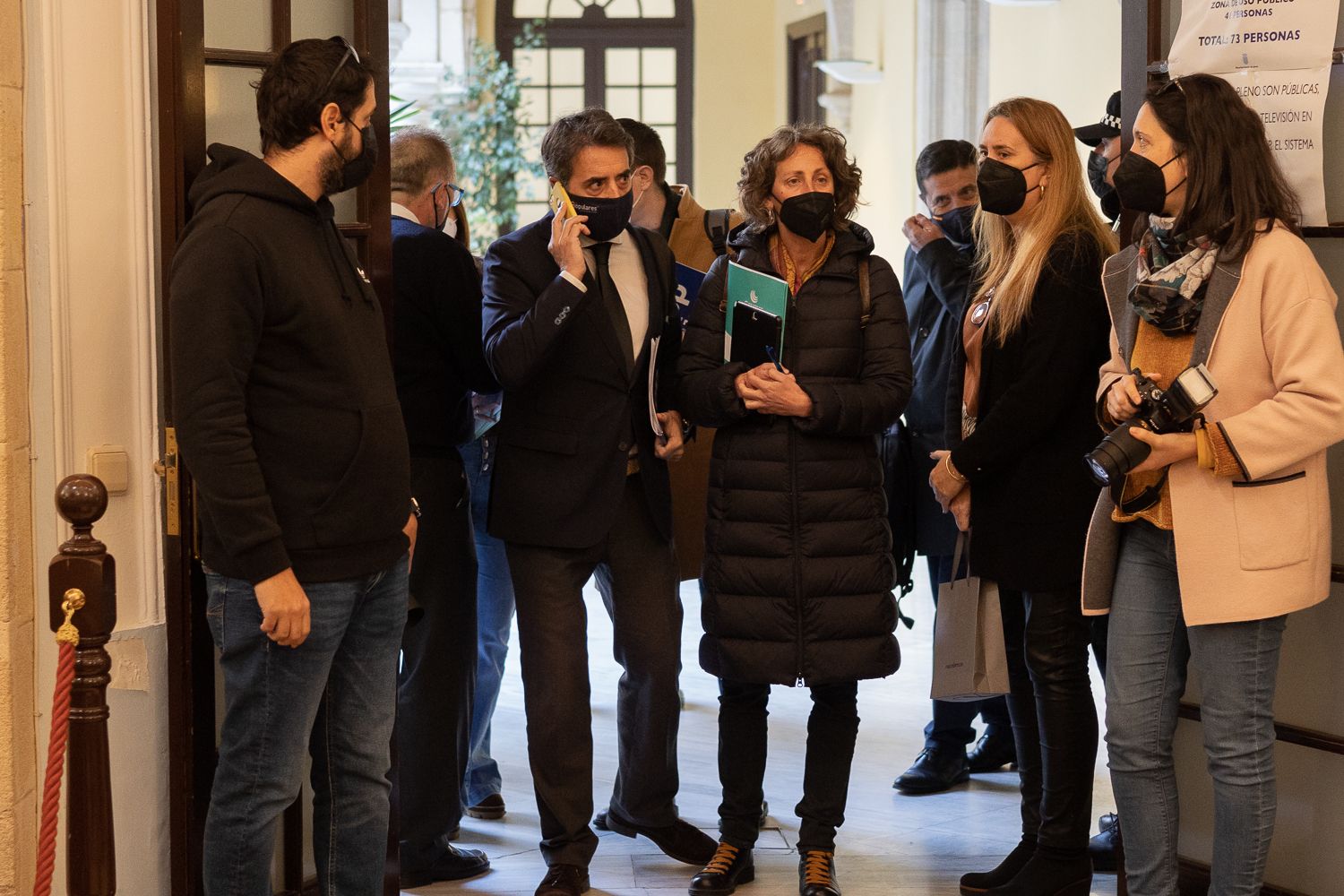 En el centro de la imagen, los portavoces de PP y Ganemos, Antonio Saldaña y Kika González, respectivamente, a su llegada al pleno de este pasado jueves en el Ayuntamiento de Jerez.