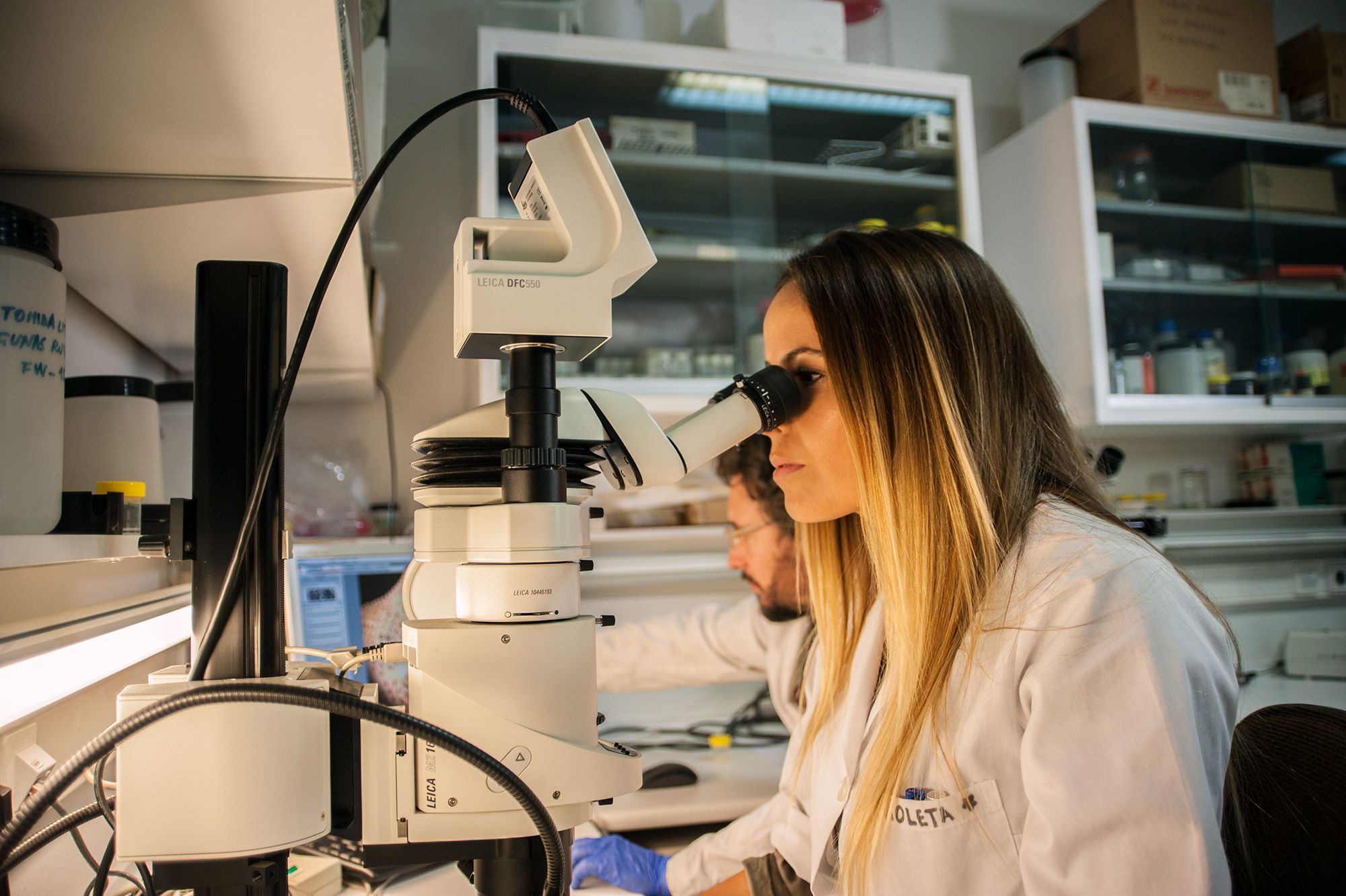 Una investigadora española en una investigación contra el cáncer.