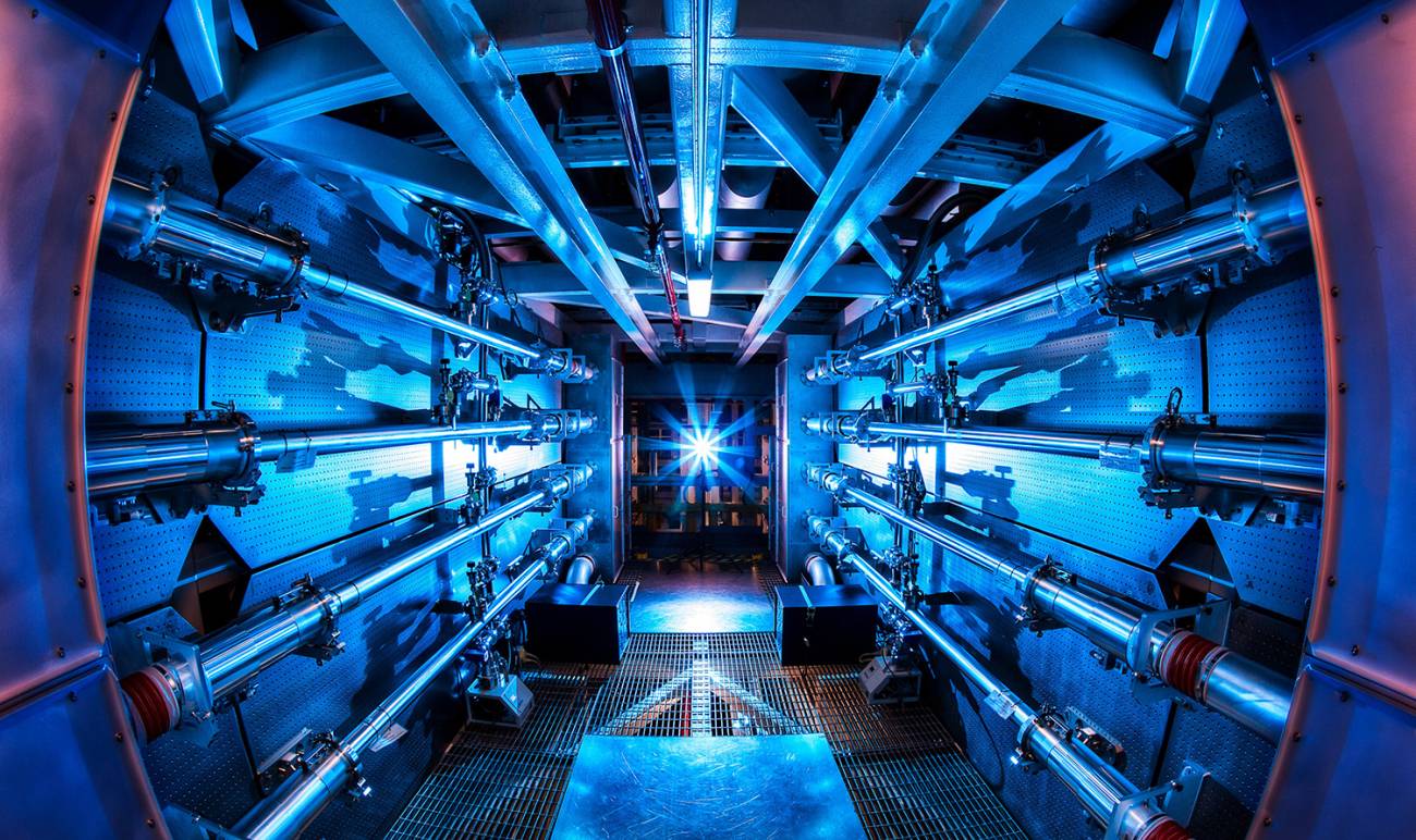 Imagen coloreada de una de las estructuras del National Ignition Facility (NIF), la instalación del Laboratorio Nacional Lawrence Livermore de EE UU donde se han realizado los experimentos. / Damien Jemison