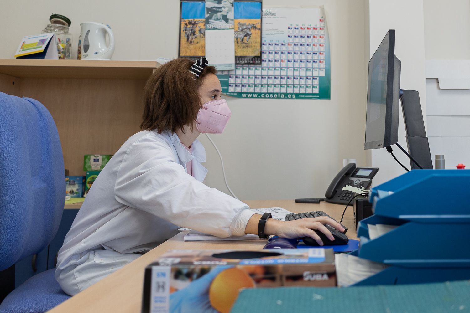 Marian escanea albaranes y documentos de pedidos.