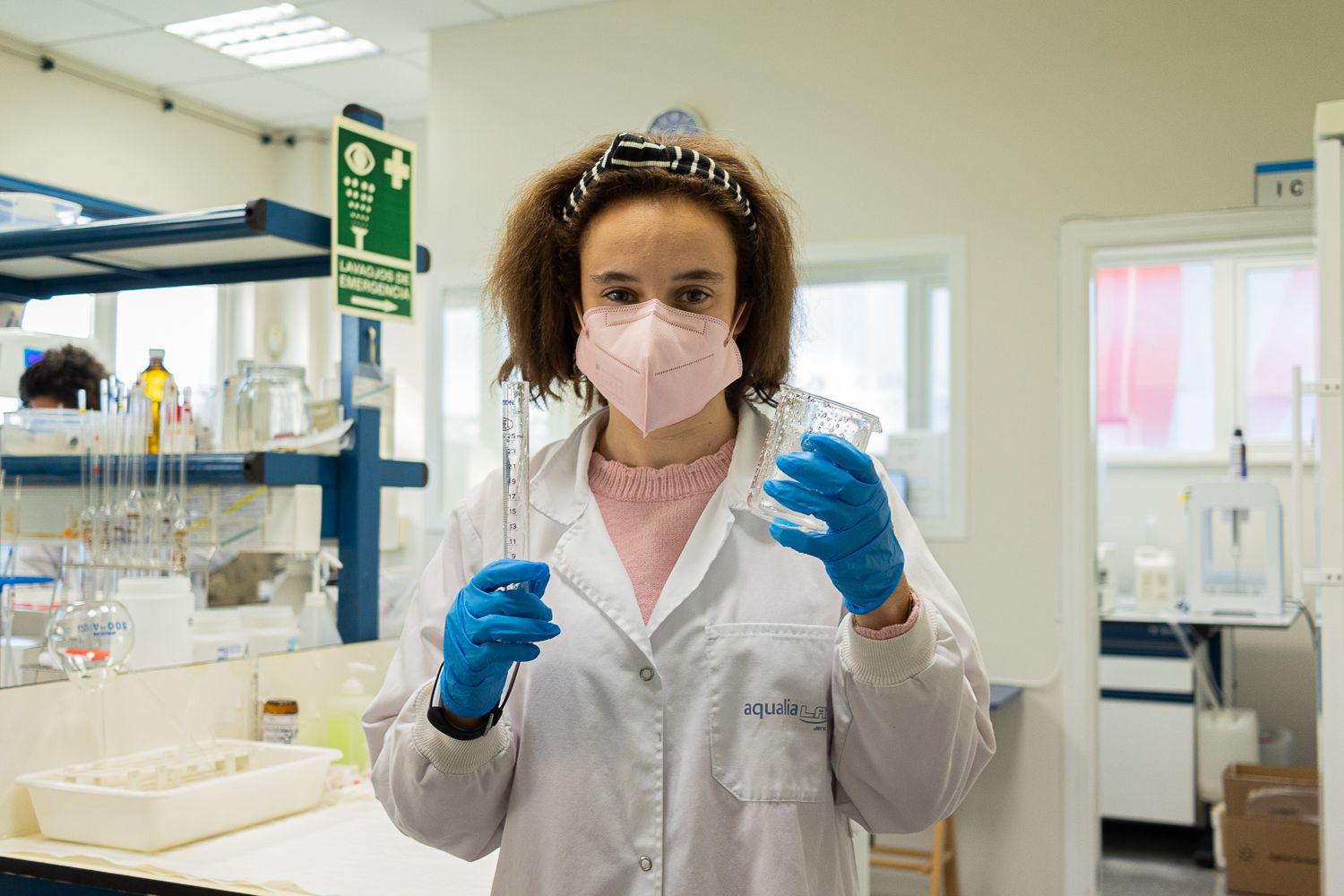 Marian Piedra en el laboratorio de Aqualia Jerez, donde ha logrado su primer contrato laboral.