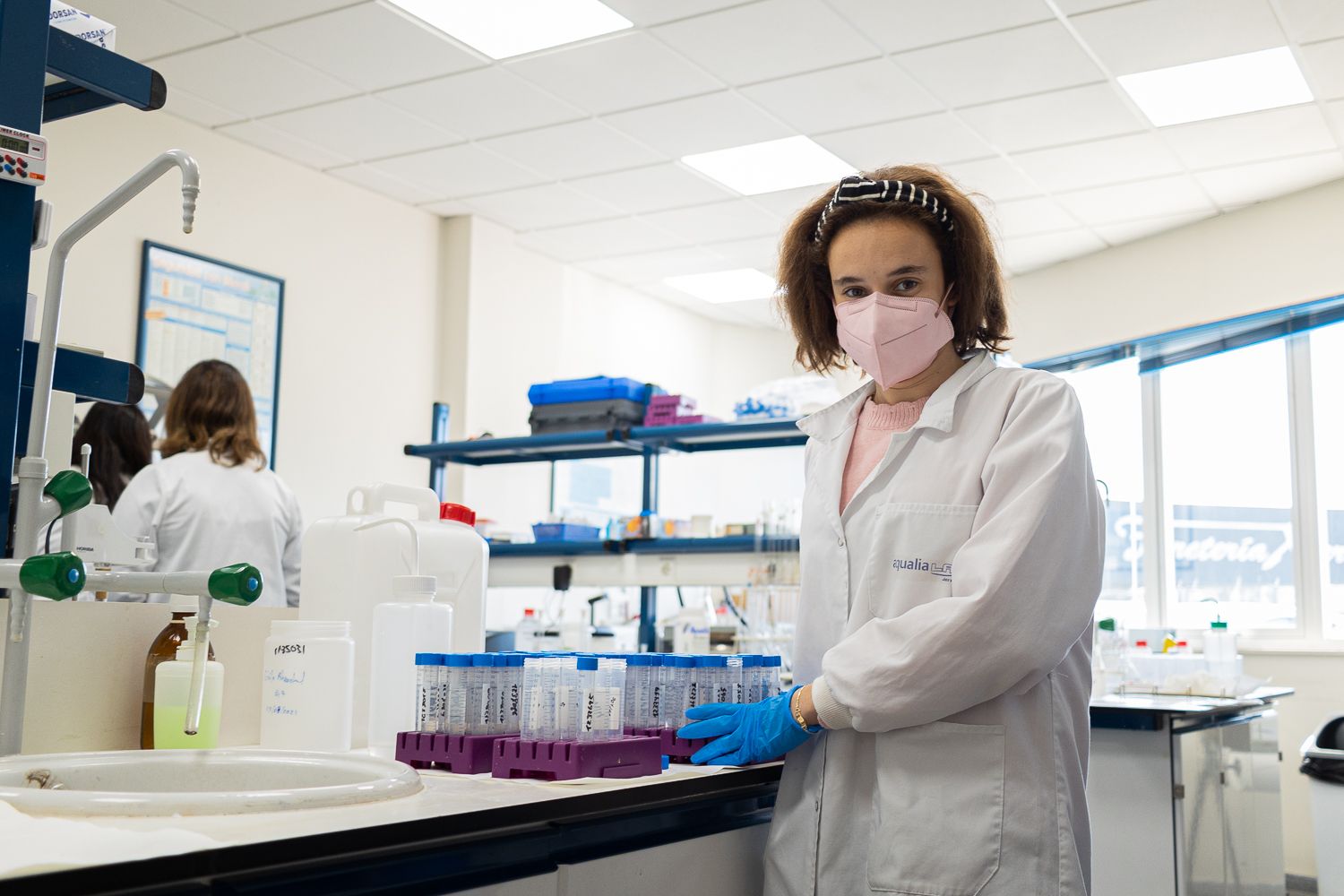 Marian Piedra en el laboratorio de Aqualia Jerez donde ha logrado su primer contrato laboral.