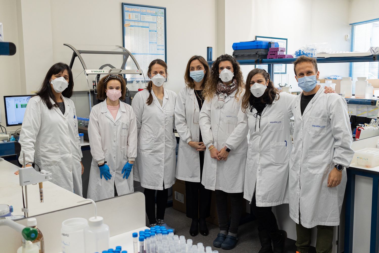 Equipo del laboratorio de Aqualia Jerez.