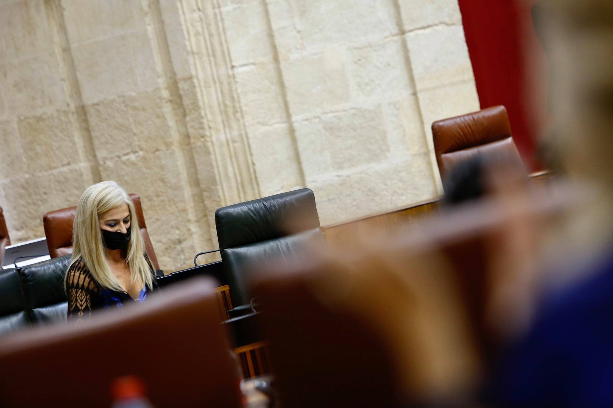 Concurso fallido y nombramiento a dedo al frente de Artes Visuales de la Junta. La Consejera de Cultura de la Junta de Andalucía Patricia del Pozo, sentada en el Parlamento Andaluz.