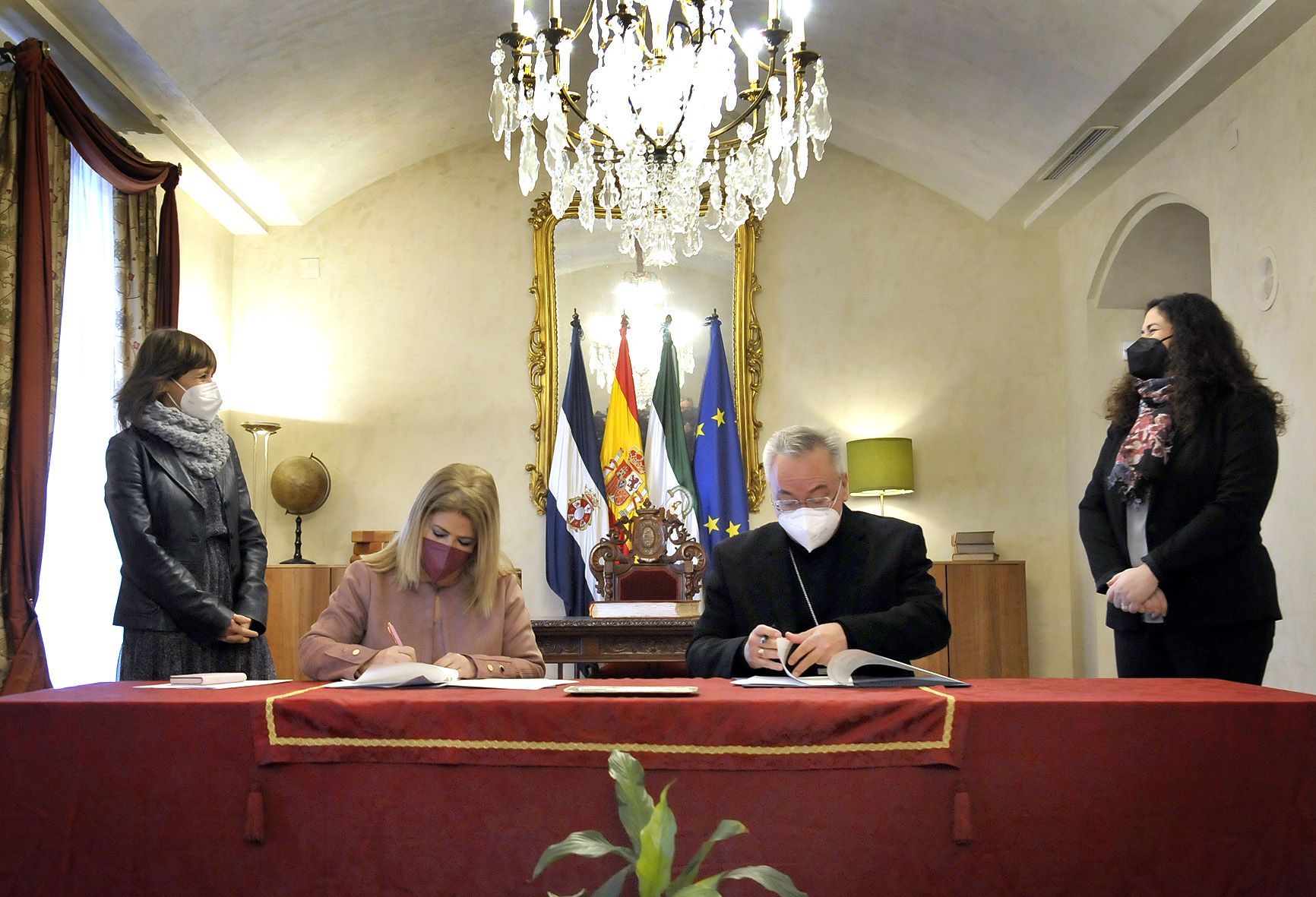La alcaldesa y el obispo Rico Pavés firman la cesión del patrimonio municipal a la Iglesia.