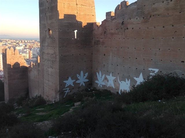 Pintadas en la muralla del Cerro de San Cristóbal de Almería. FOTO: JUNTA DE ANDALUCÍA. 