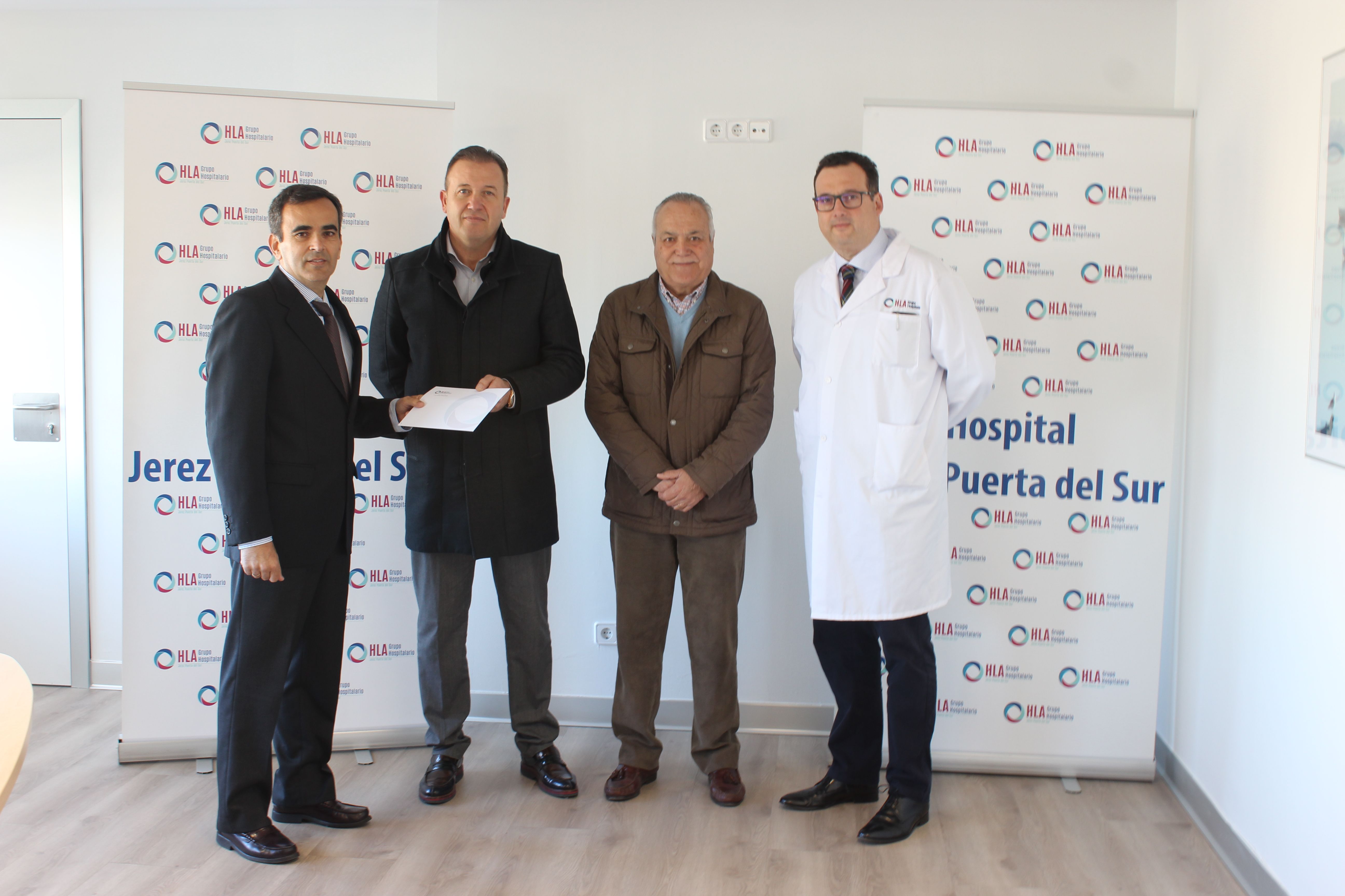 Los representantes de Melchor y Gaspar, Francisco Gandón y Félix Romero de la asociación de Reyes Magos de Jerez, junto a Manuel Carrillo, gerente, y Antonio Amaya, director médico del hospital Puertas del Sur. 