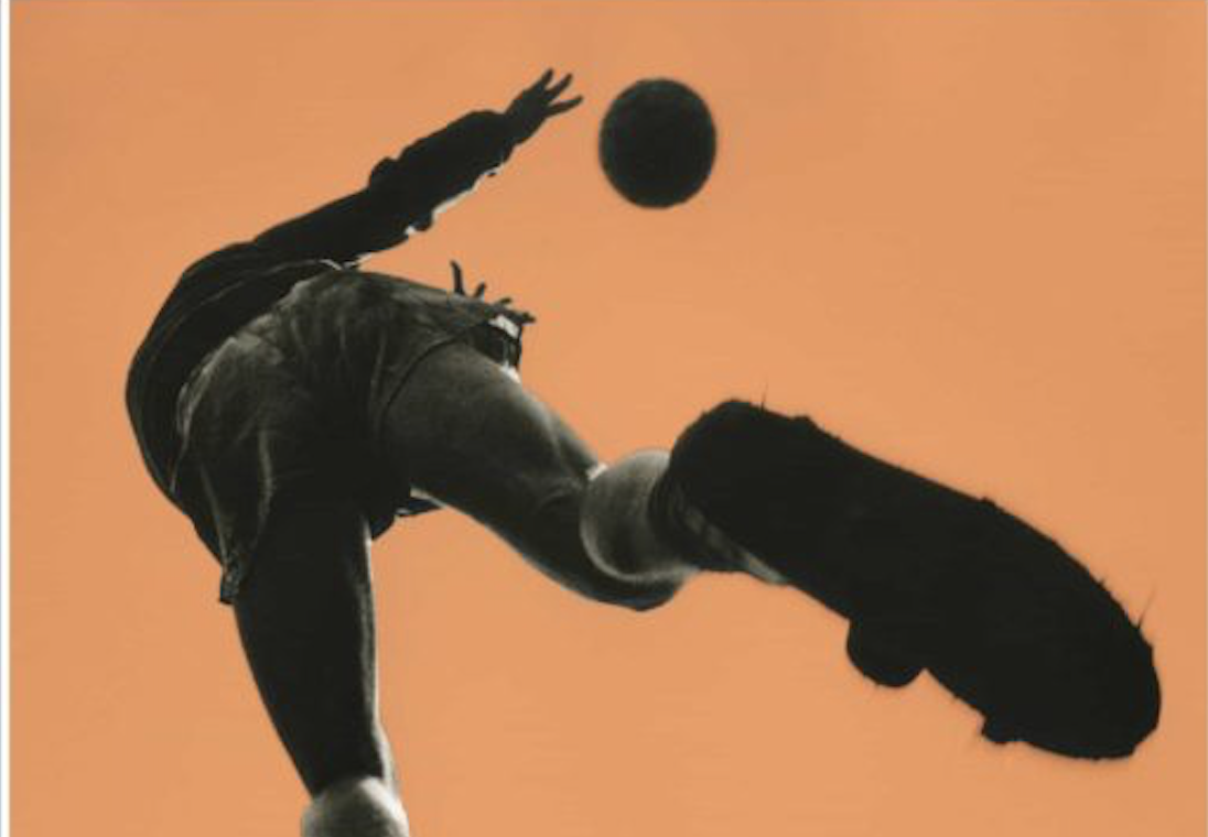 Artículo de opinión escrito por Francisco Garrido, titulado 'Los objetos oblicuos (I): El futbol y la izquierda'. Imagen, fragmento de la portada del libro (TUSQUETS).