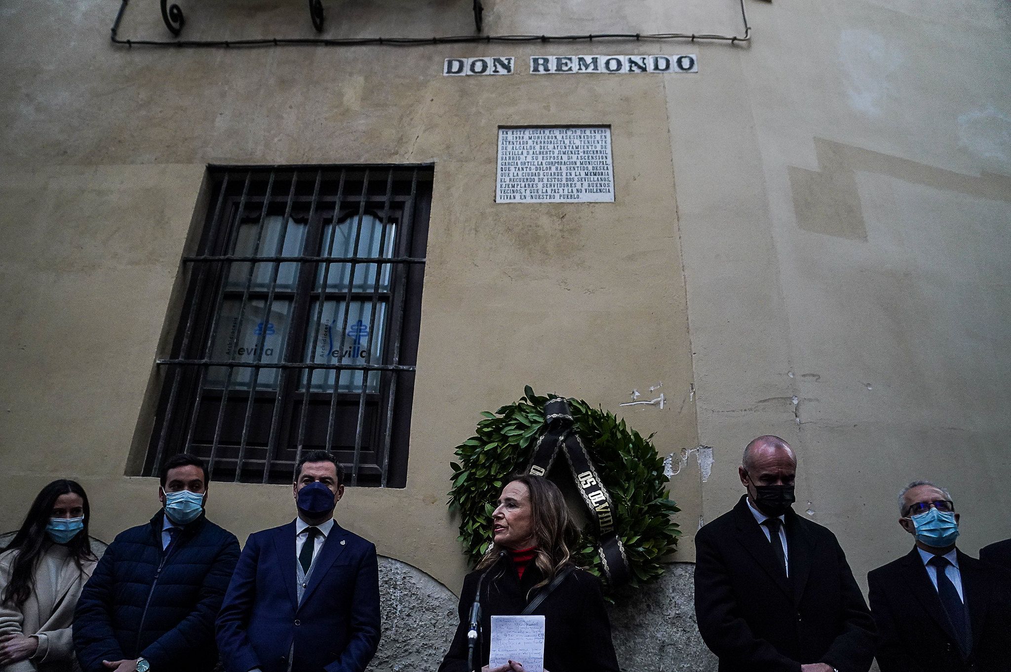 Ofrenda flora en Don Remondo, calle donde Alberto y Ascen fueron asesinados por miembros de ETA, hace 24 años.