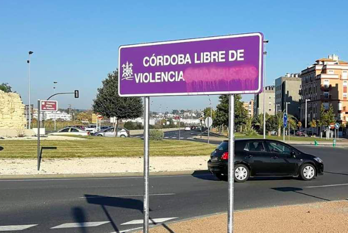 Tachan la señal contra la violencia machista en Córdoba. FOTO: GANEMOS CÓRDOBA. 