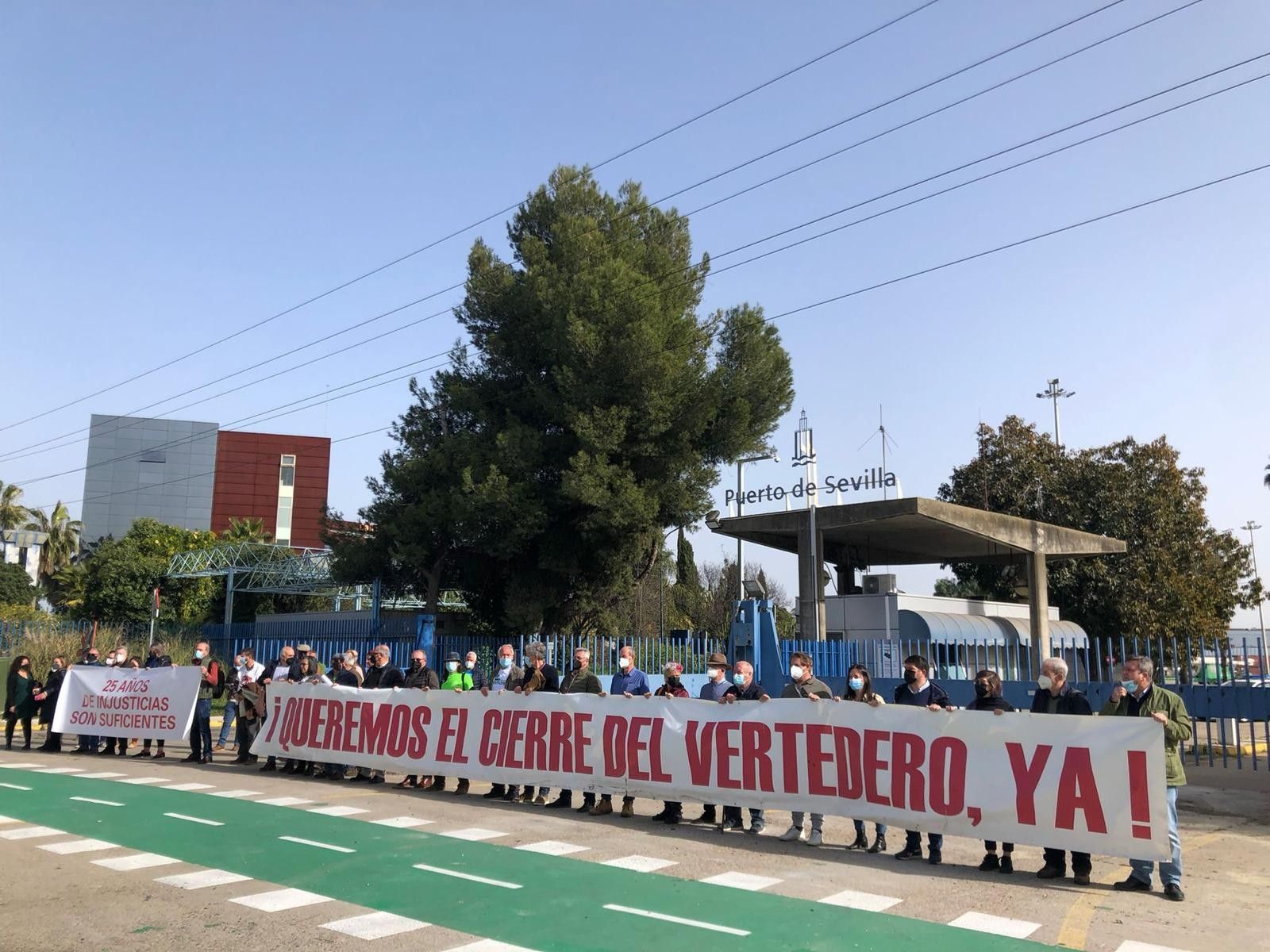 Concentración contra la llegada de los residuos que acogerá el vertedero de Nerva al Puerto de Sevilla