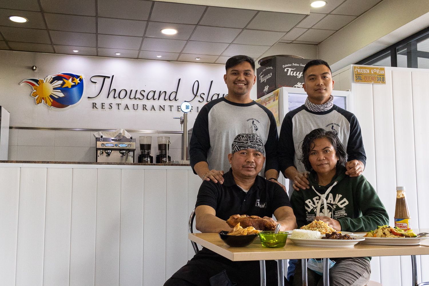 Evelyn, Ferdinand, Karl y Erwin en el interior del restaurante filipino Thousand Islands.