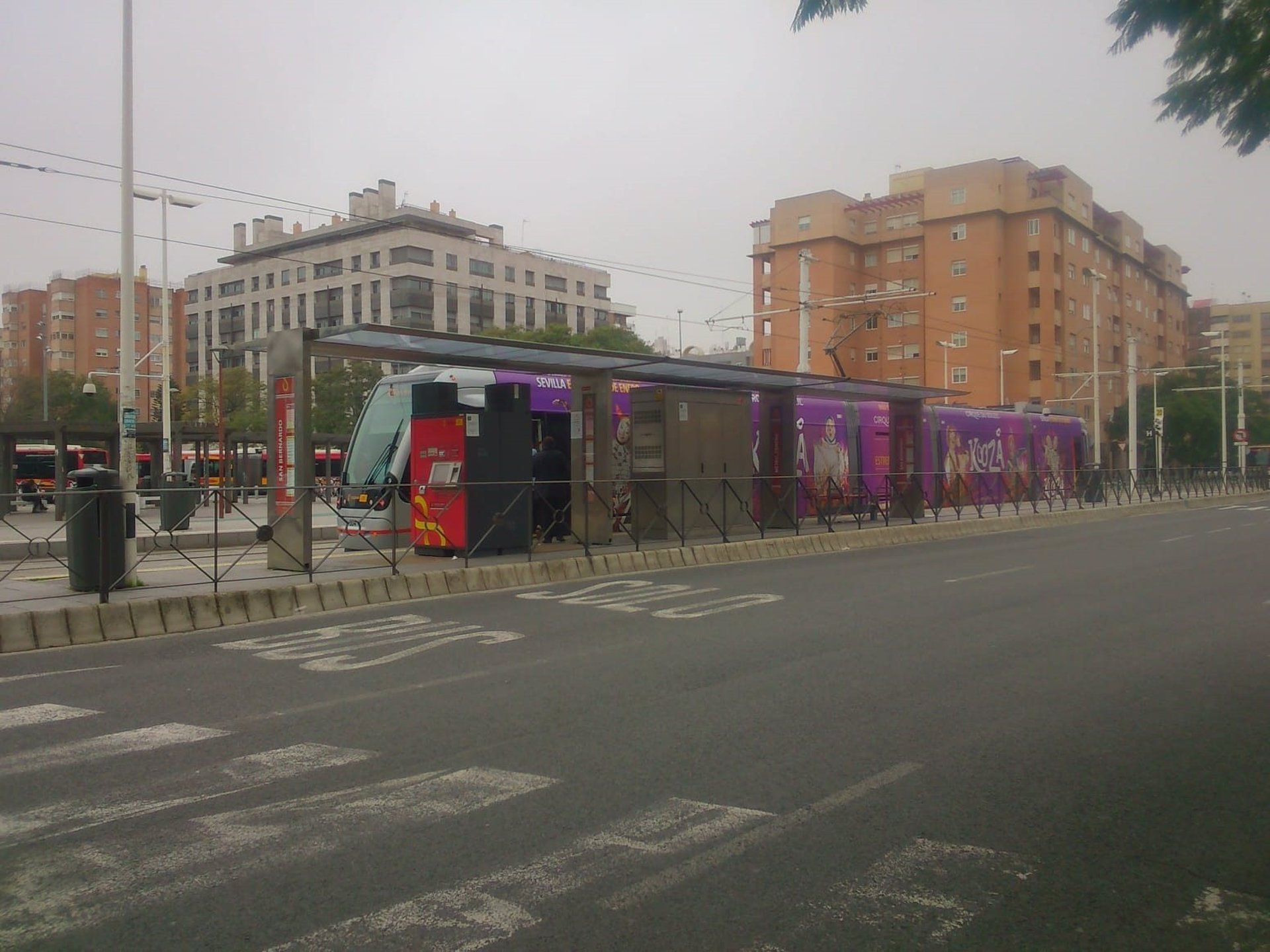 El tranvía en la parada de San Bernardo.