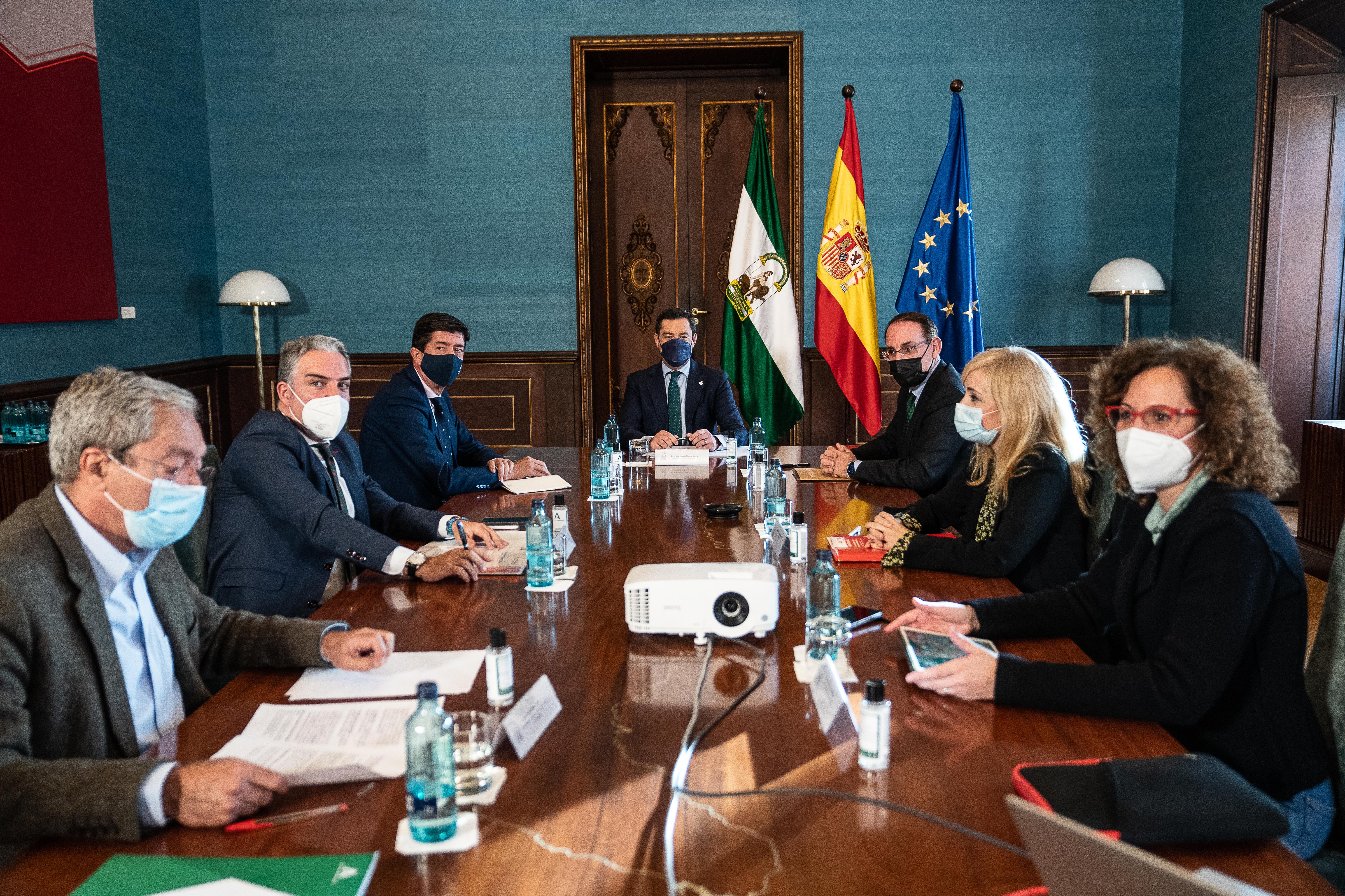 Reunión del Gobierno, sindicatos y empresarios.