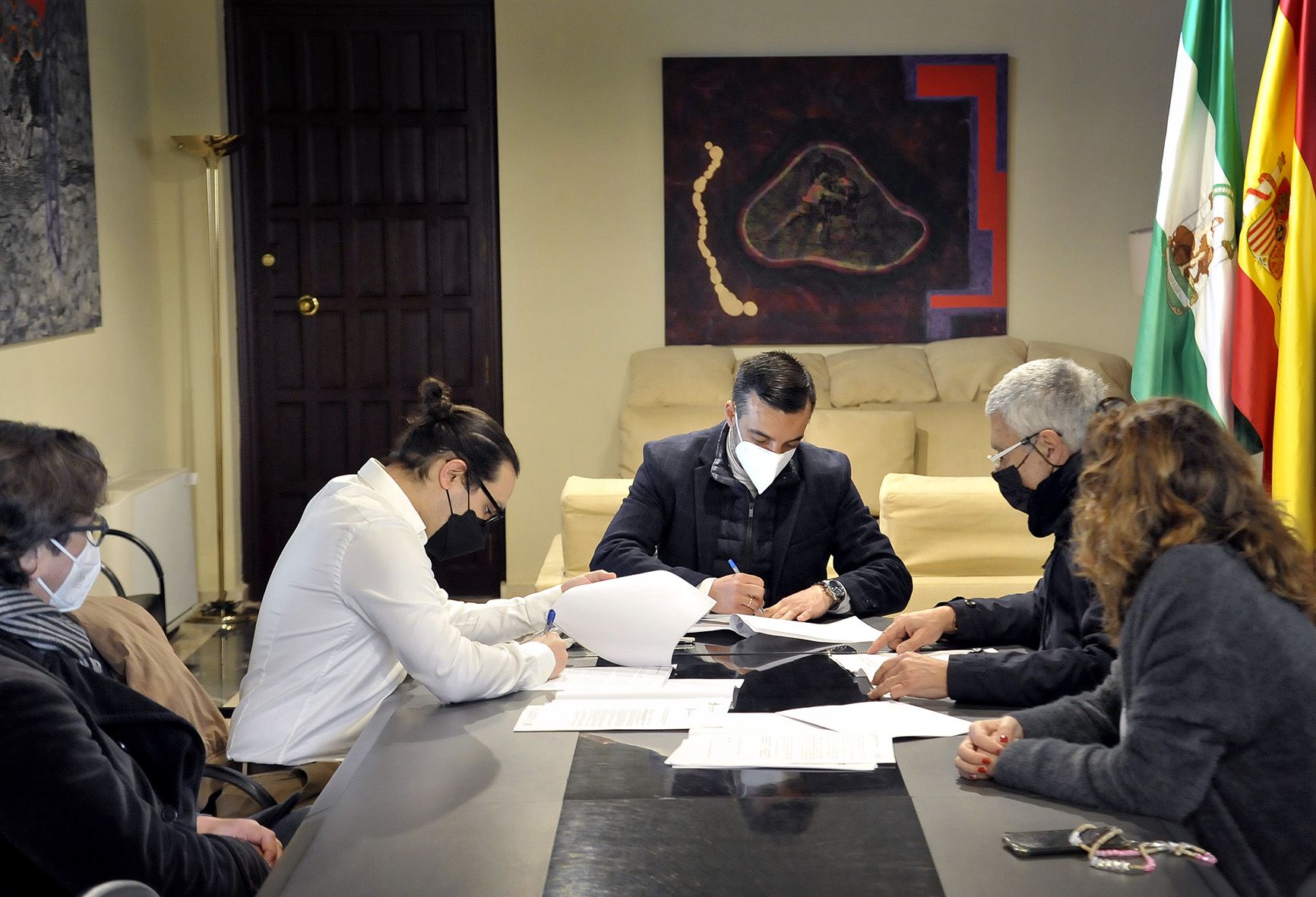 Firma del acta de ocupación de la finca de Juana de Dios Lacoste, este pasado lunes en la Delegación Municipal de Urbanismo.