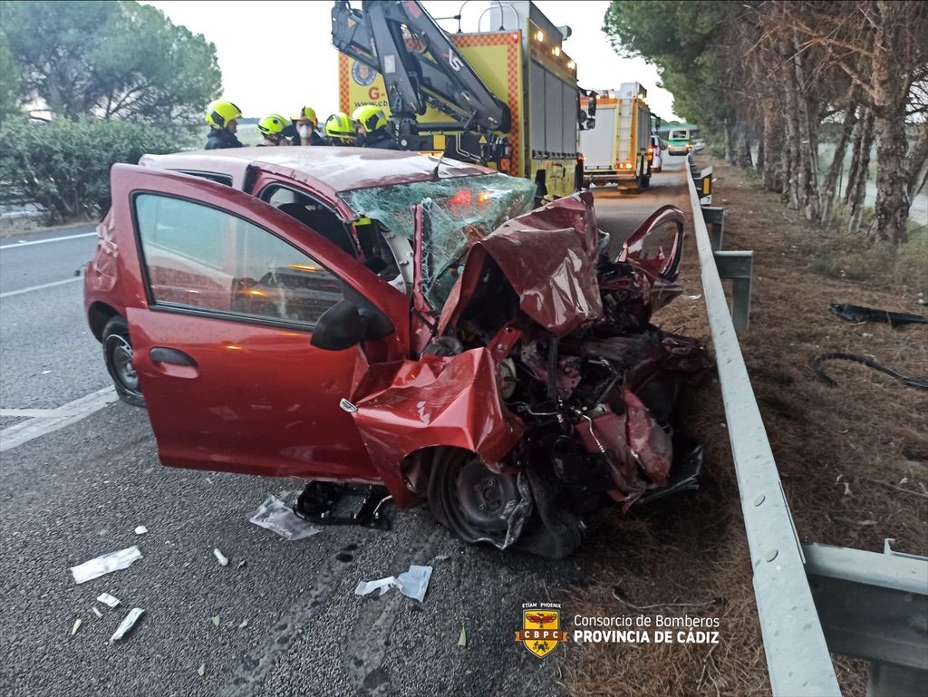 Accidente de tráfico en Jerez: un coche impacta contra el quitamiedos en la AP4. FOTO: CUERPO DE BOMBEROS DE LA PROVINCIA DE CÁDIZ.