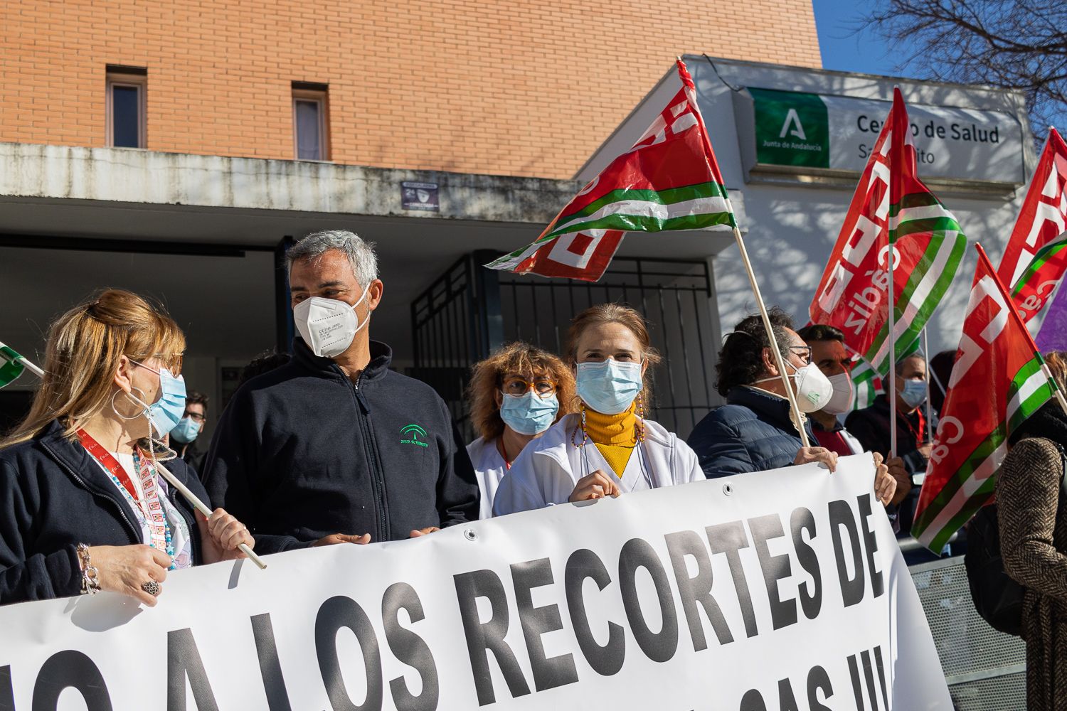 Sanitarios y representantes sindicales concentrados a las puertas del centro de salud de San Benito para denunciar la situación de la sanidad, imagen de archivo.
