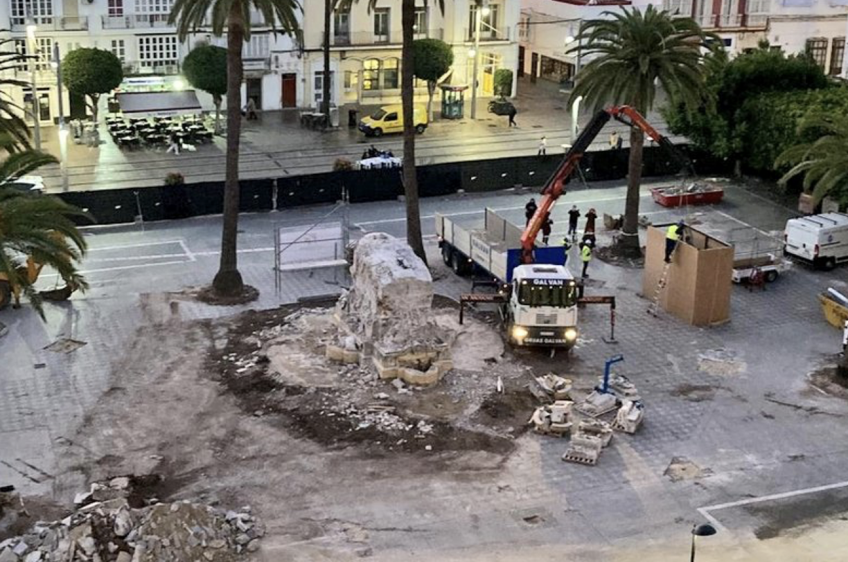 Tras 74 años en la céntrica plaza del Rey, Varela ya no tiene monumento ecuestre en San Fernando.