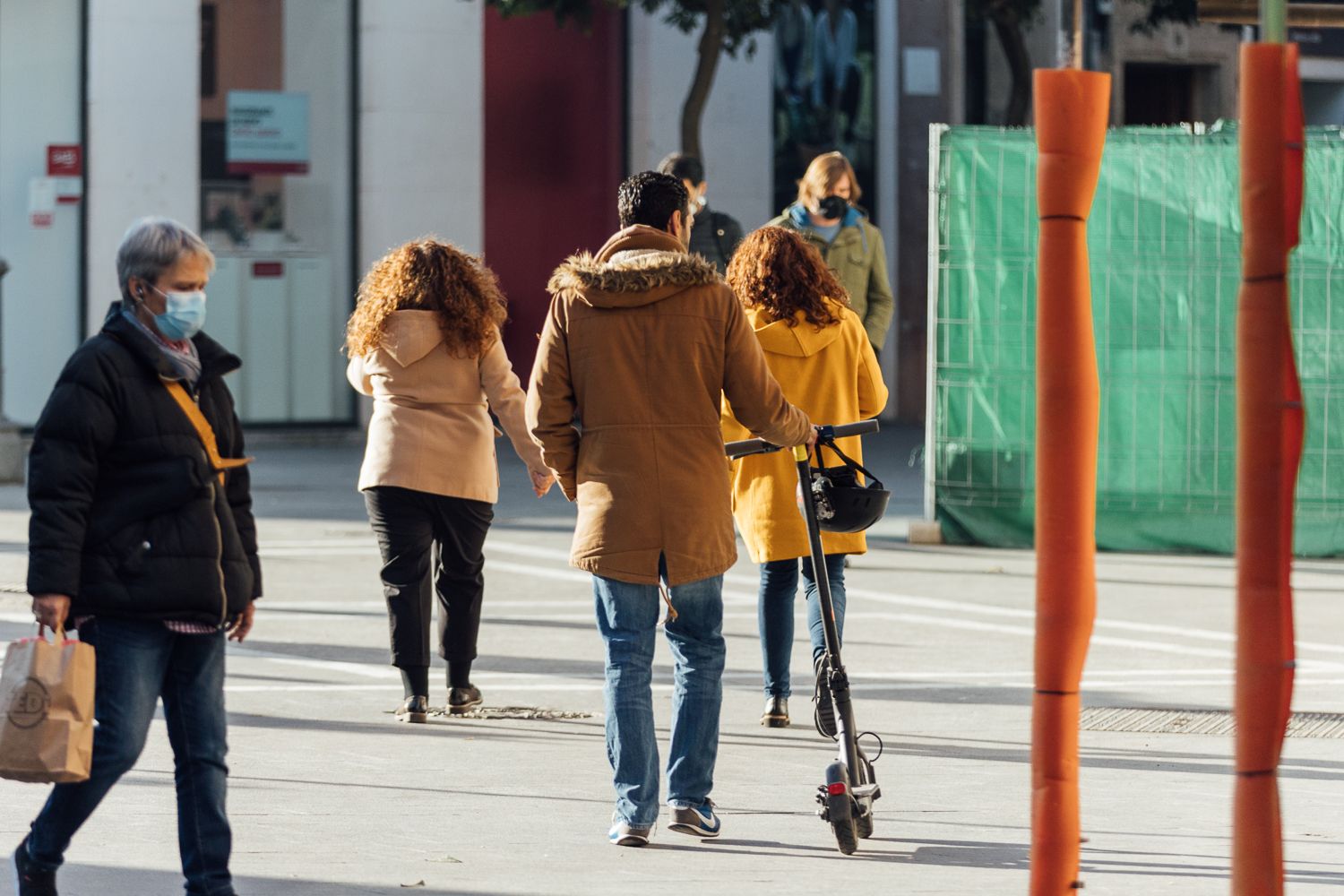 El uso de la mascarilla en exteriores seguirá siendo obligatorio.