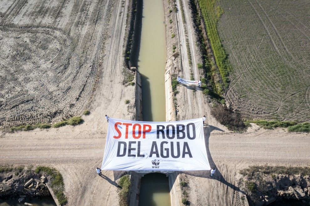 Una pancarta ecologista sobre Doñana.