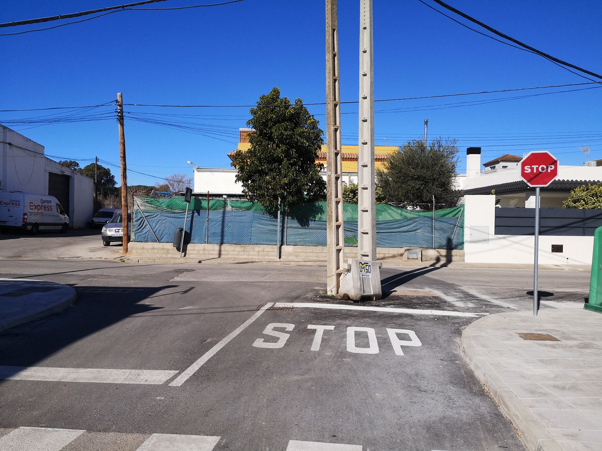 Torretas eléctricas y de telefonía en mitad de la calle en la barriada de las Flores de Jerez