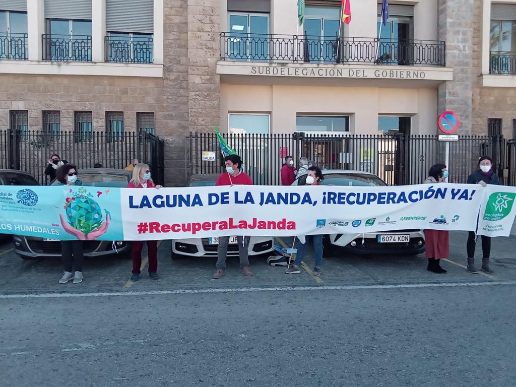 Concentración ecologista en la subdelegación del Gobierno en Cádiz.