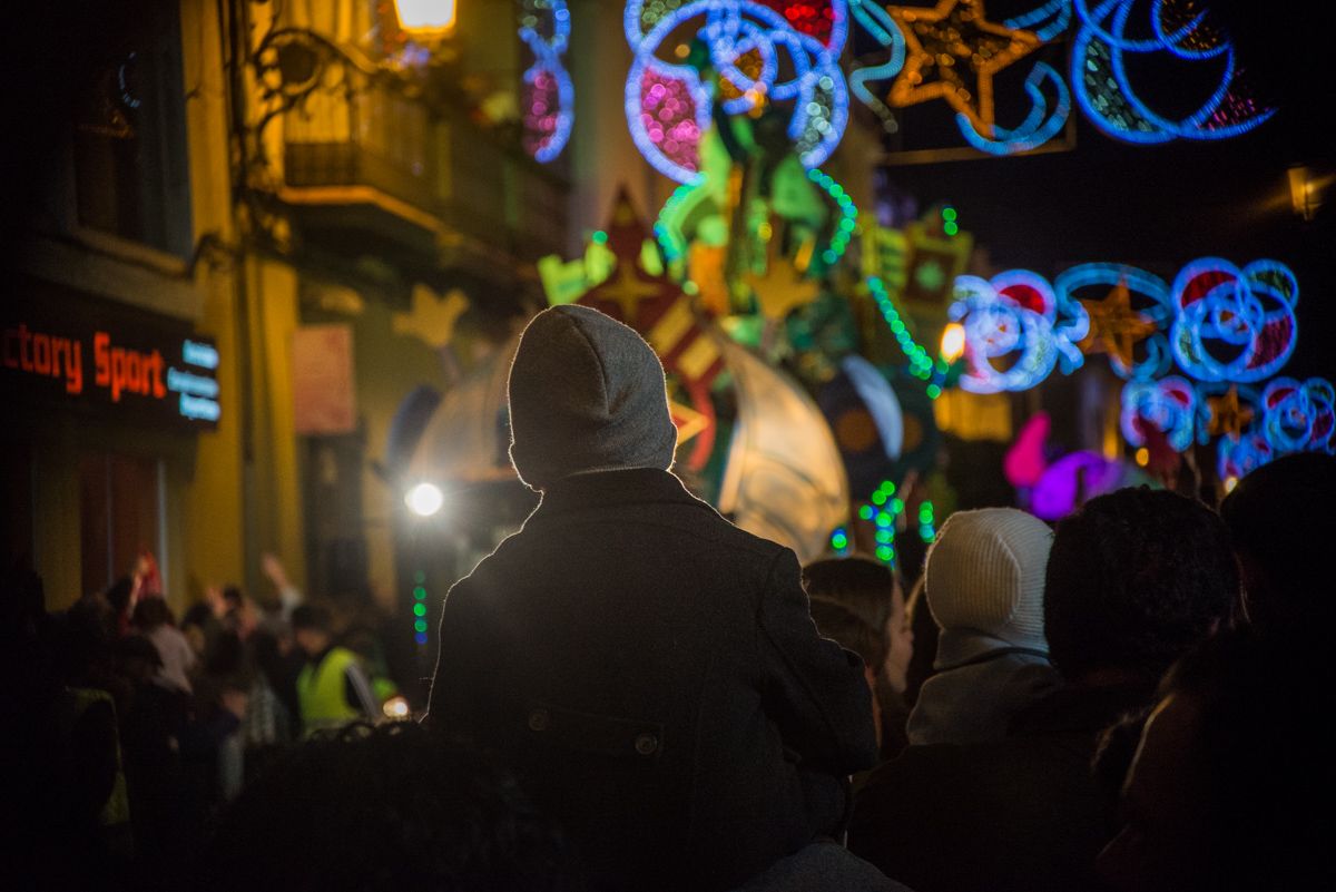 Un pequeño observa la Cabalgata de Reyes en Jerez, en la pasada Navidad. FOTO: MANU GARCÍA