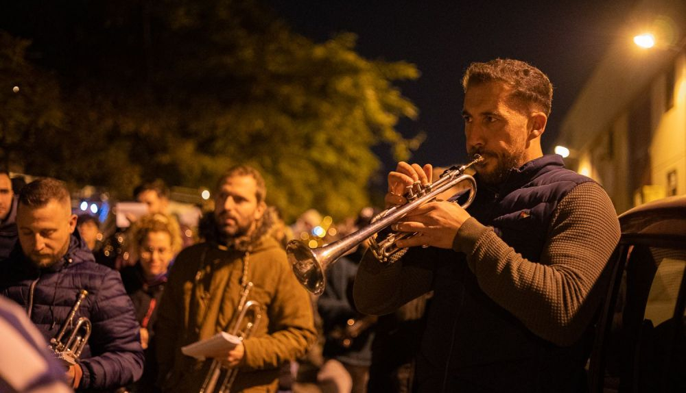 El director, Jesús Pinero, durante un ensayo d ela banda.   MANU GARCÍA